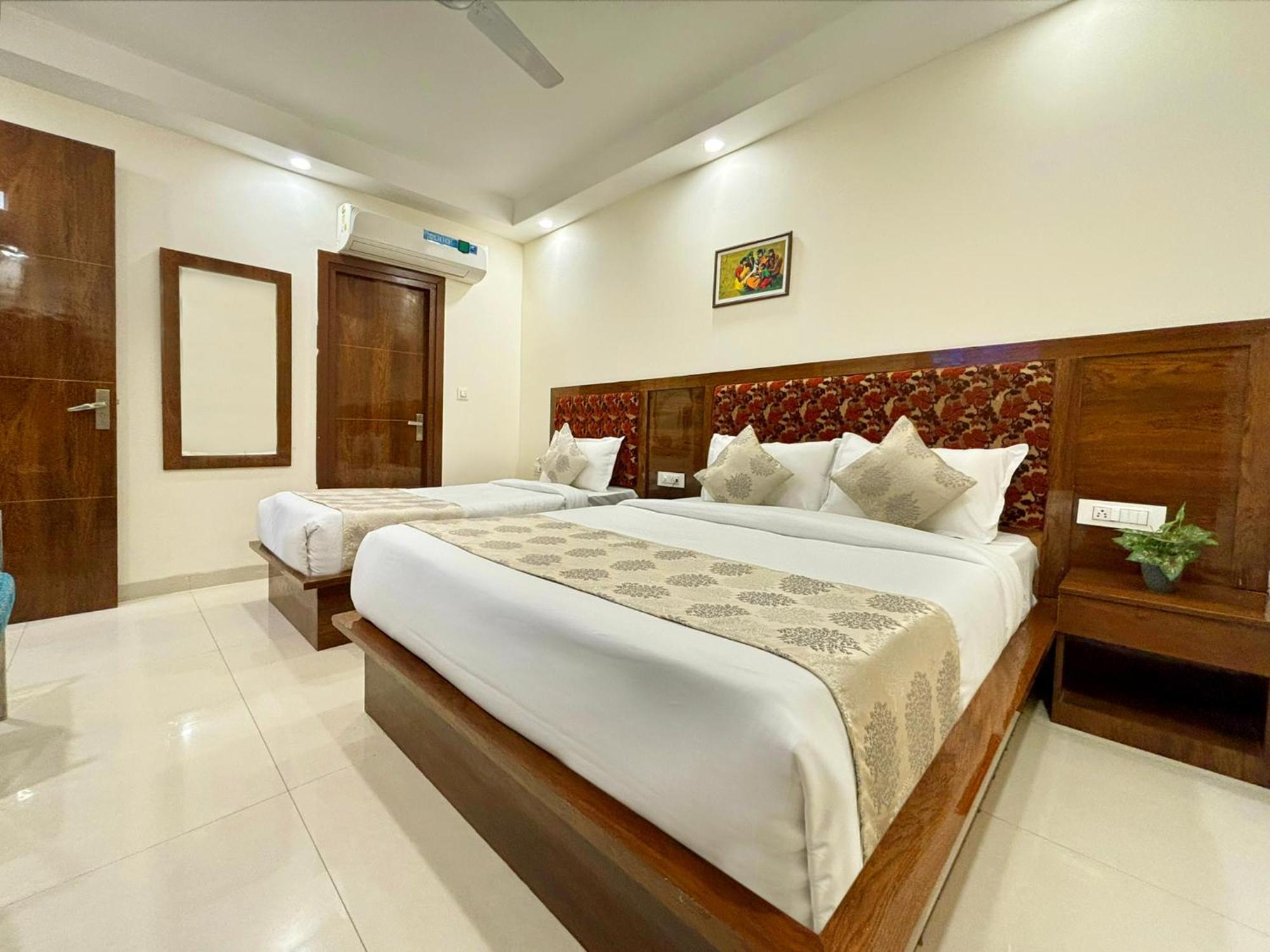 Hotel Emblem Suites- Near Delhi Airport New Delhi Luaran gambar