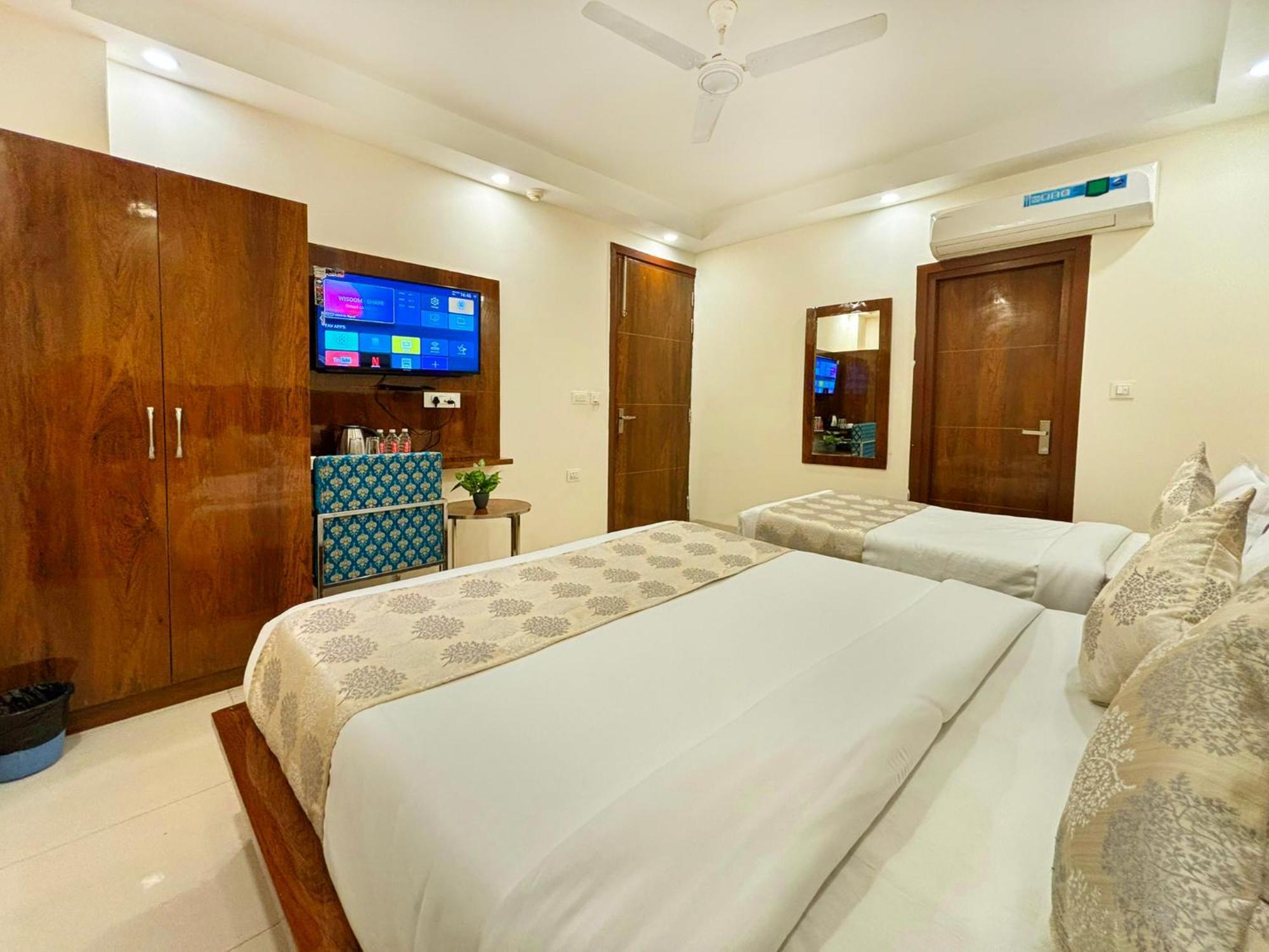 Hotel Emblem Suites- Near Delhi Airport New Delhi Luaran gambar