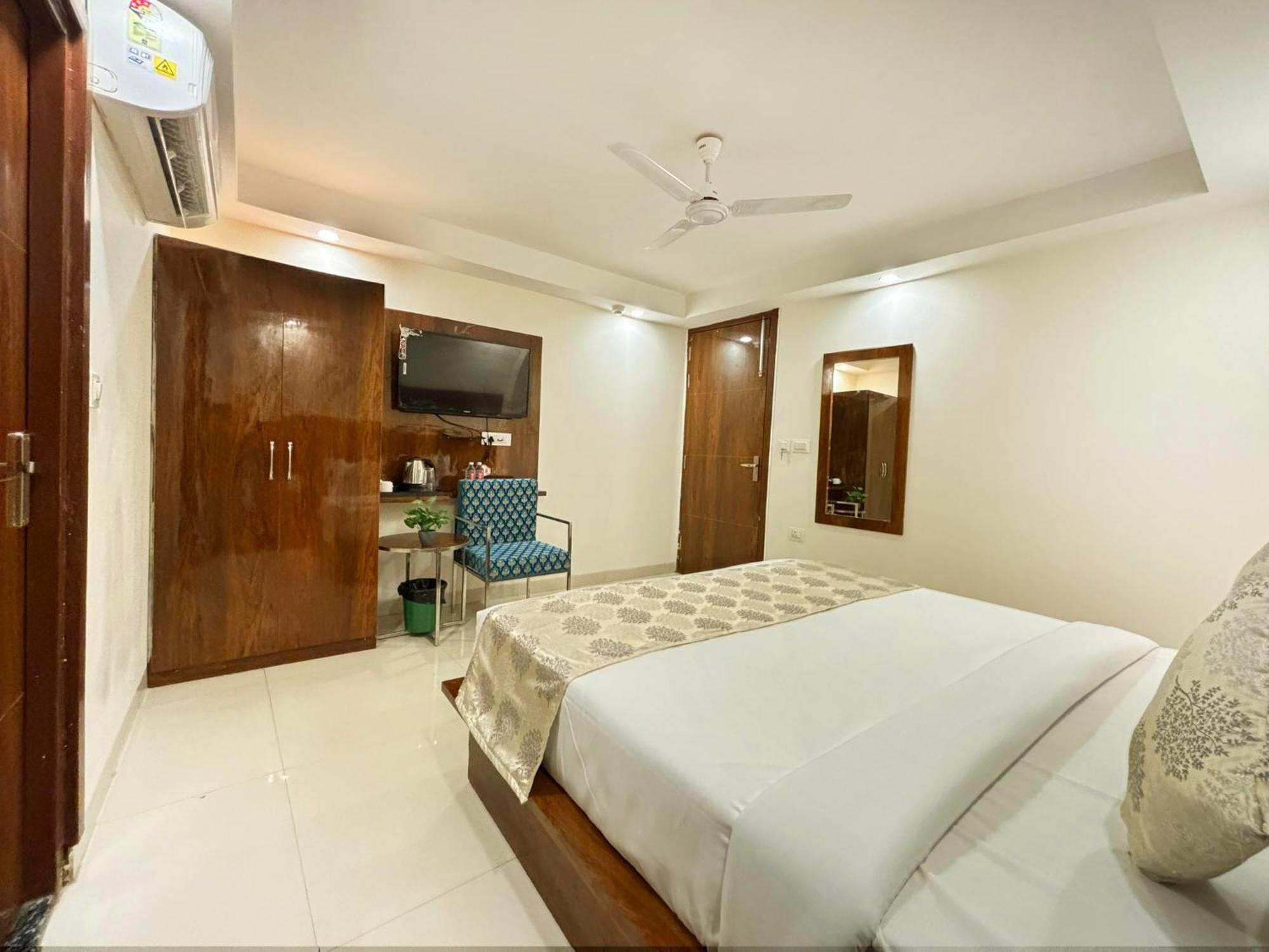 Hotel Emblem Suites- Near Delhi Airport New Delhi Luaran gambar