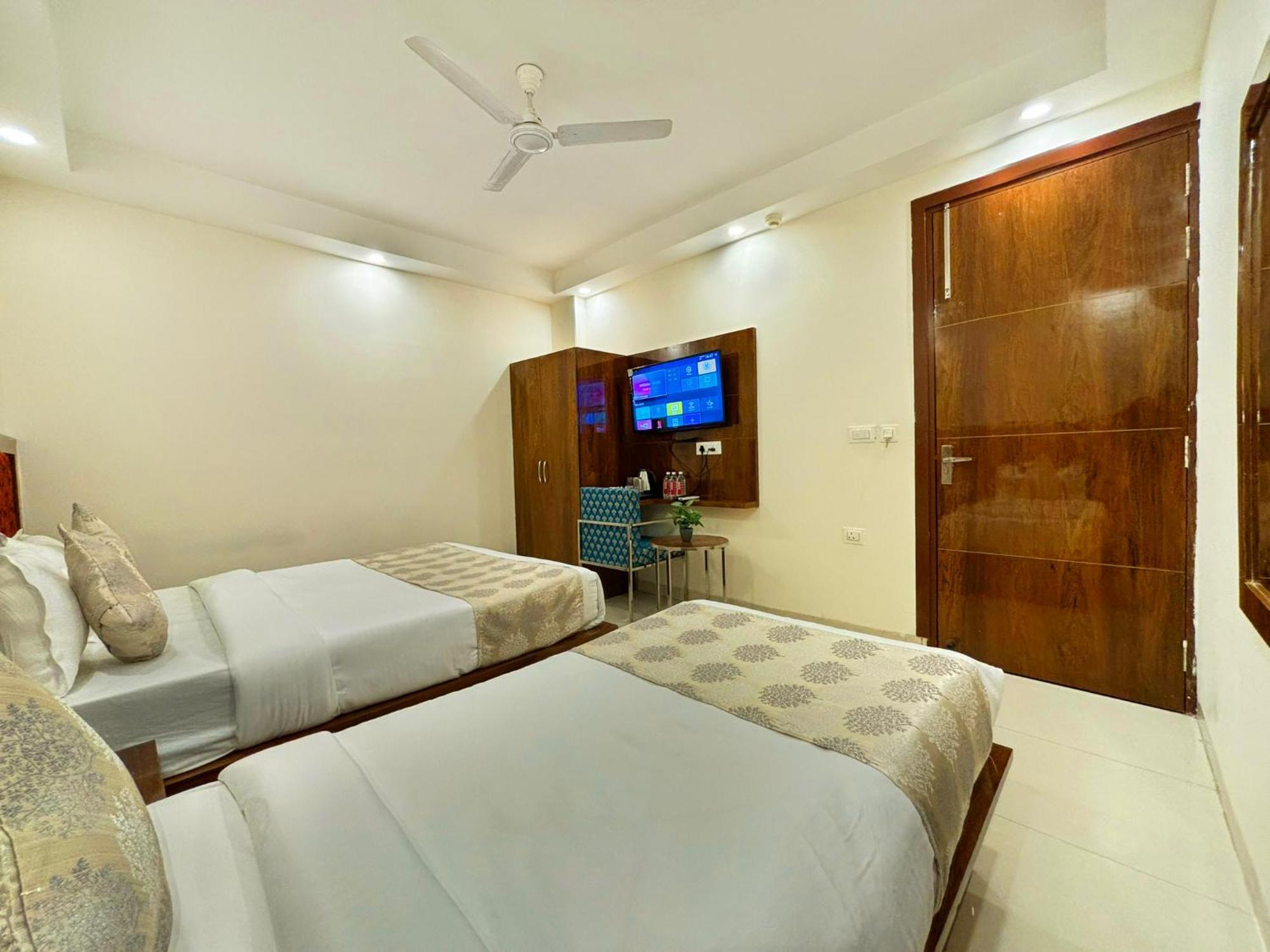 Hotel Emblem Suites- Near Delhi Airport New Delhi Luaran gambar