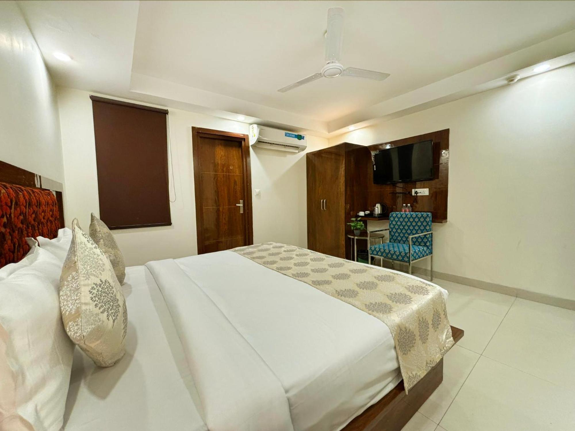 Hotel Emblem Suites- Near Delhi Airport New Delhi Luaran gambar