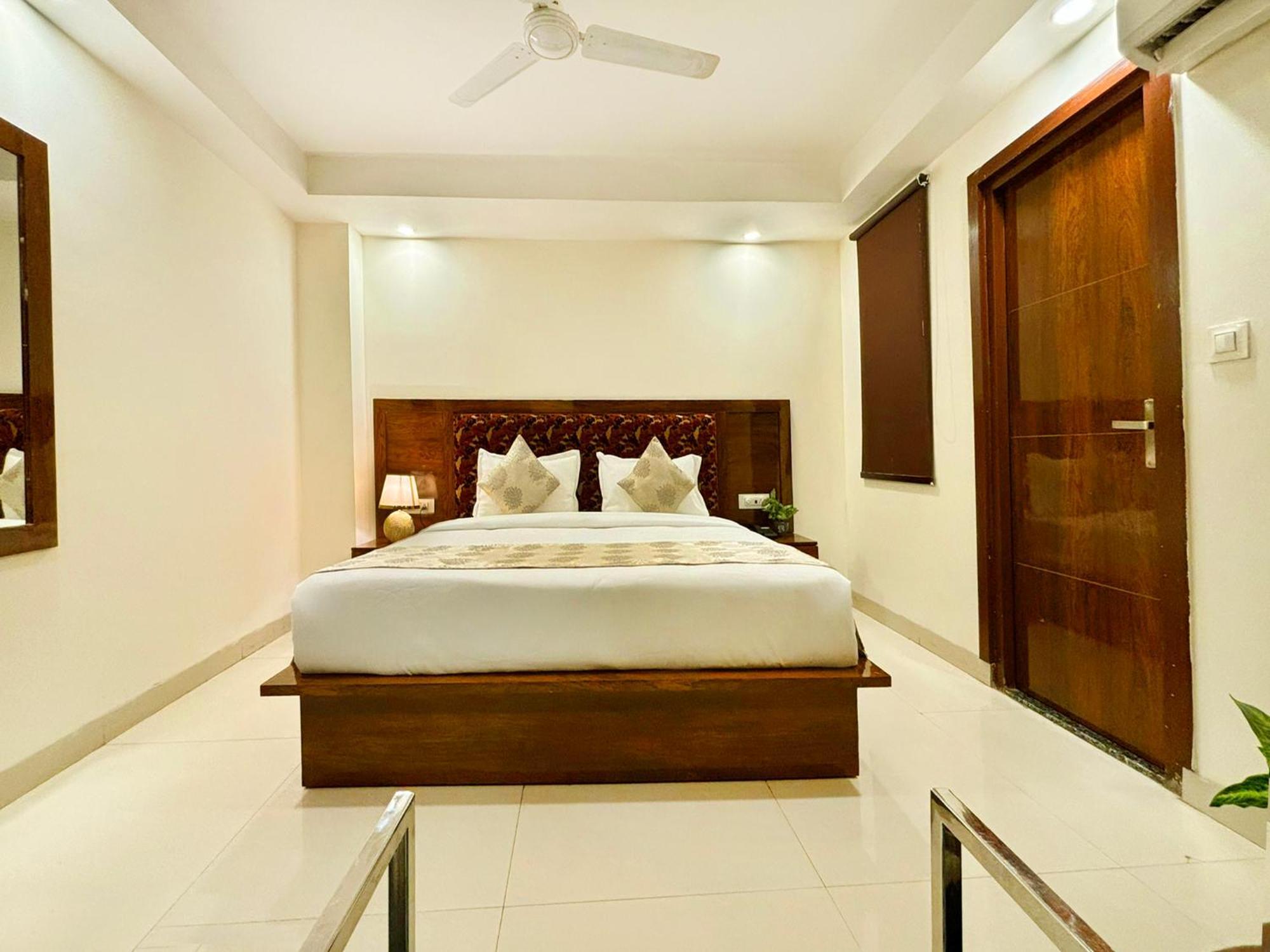Hotel Emblem Suites- Near Delhi Airport New Delhi Luaran gambar