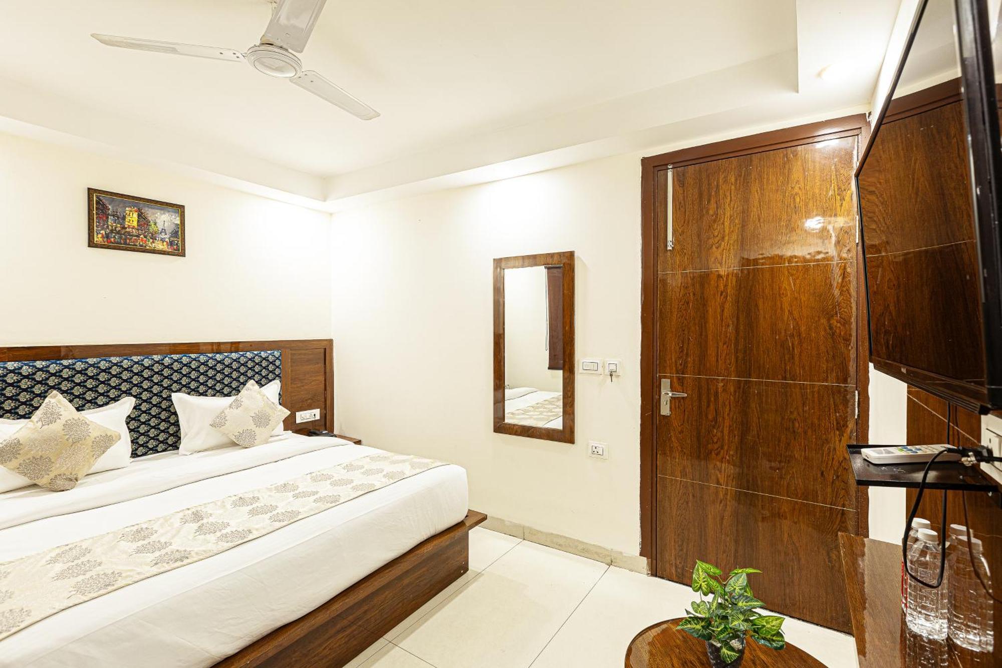 Hotel Emblem Suites- Near Delhi Airport New Delhi Luaran gambar